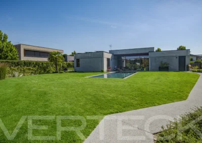 Villa moderna con giardino di pregio
